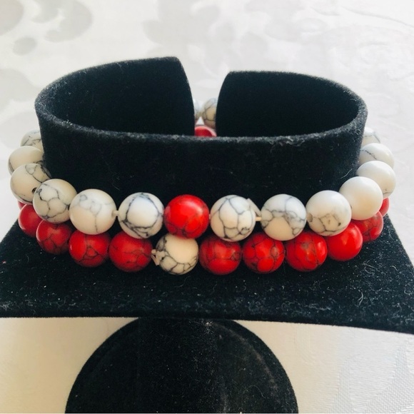 Unisex 2 Stretch Bracelets in red and white with black marbled veins - Picture 5 of 7